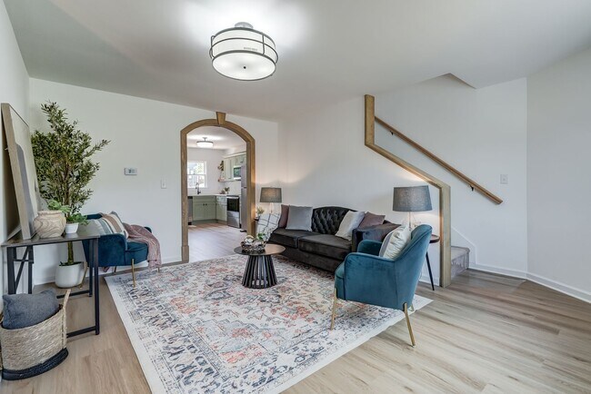 Foto del edificio - Completely Renovated 3 Bedroom Belmont Townhome Available Now!