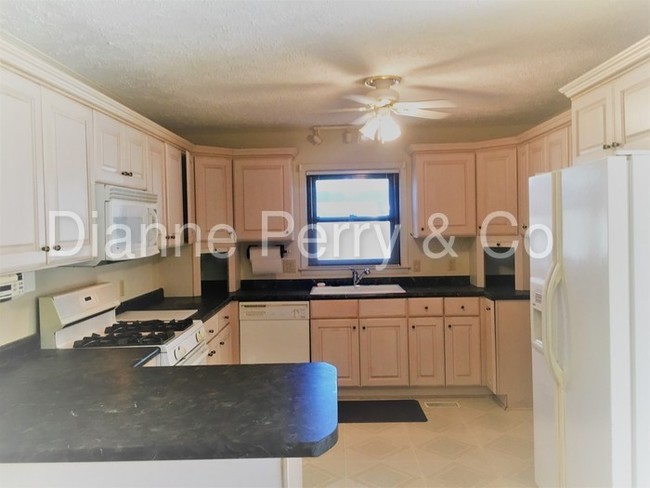 Building Photo - 622 Holbrook Ave