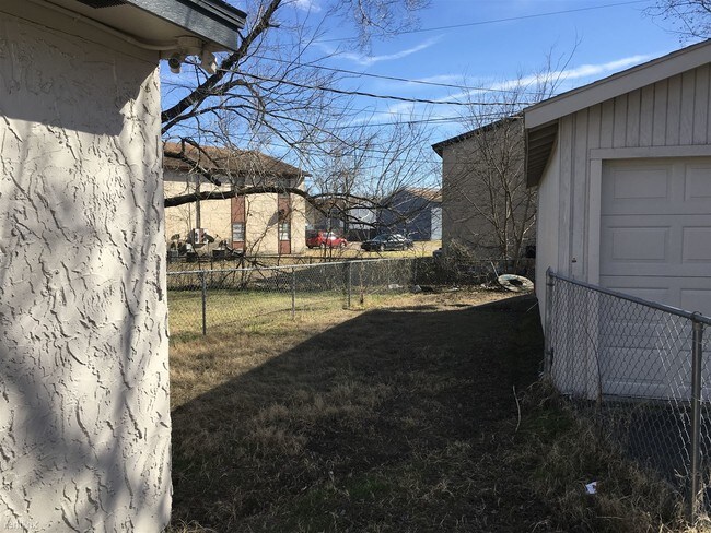 Foto del edificio - 2 br, 1 bath Duplex - 1510 Pine Ridge Dr A