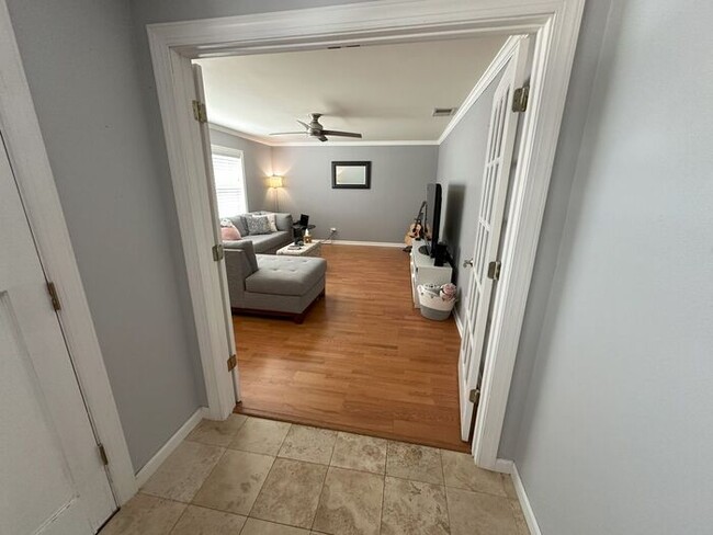 Building Photo - 4 bed 3 bath lake Front Pool Home