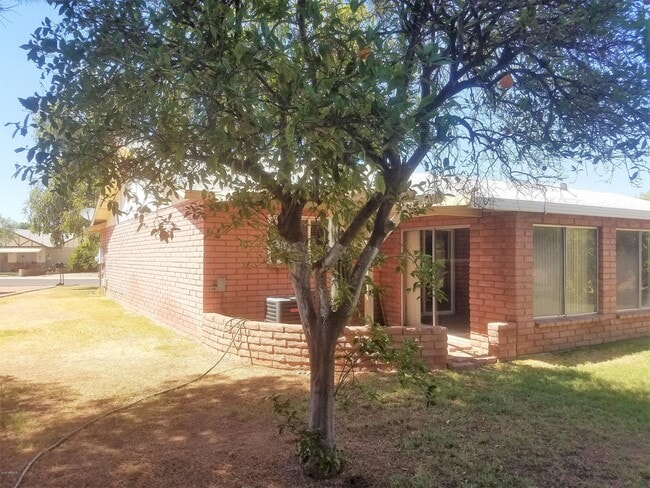 Building Photo - 9609 W Cinnabar Ave