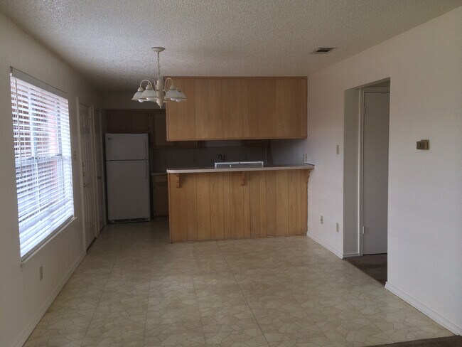 Foto del edificio - 9007 Woodgate Cir E