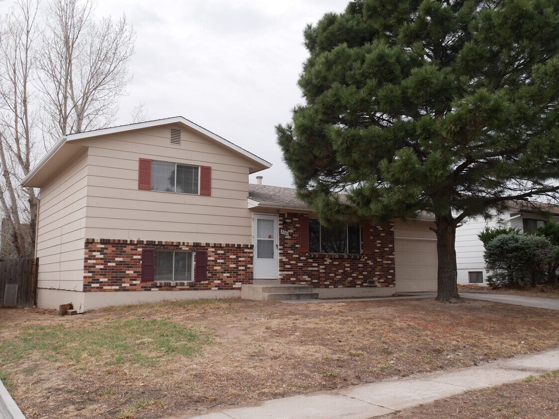 Foto principal - 3 Bedroom Tri Level Home Available Now!