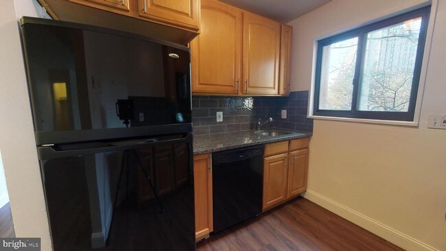 Foto del edificio - 7611 Maple Ave