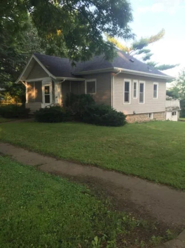 Building Photo - 916 W 18th St