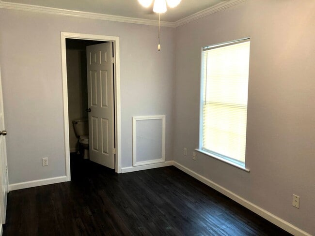 Building Photo - 140 Varsity Dr