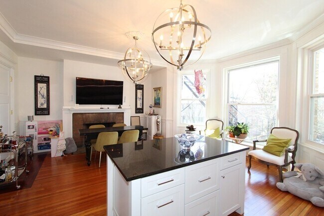 Building Photo - 338 Tappan St
