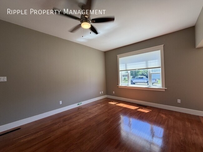 Photo du bâtiment - AMAZING 3 BEDS, 1.5 BATHS DETACHED HOME | STUNNING MOUNTAIN VIEWS