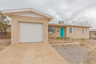 Building Photo - Bright & Inviting 3 Bed 1 Bath Home - Featuring Large Backyard!