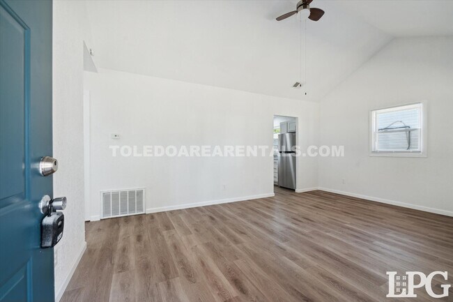 Building Photo - 433 Mayfair Blvd