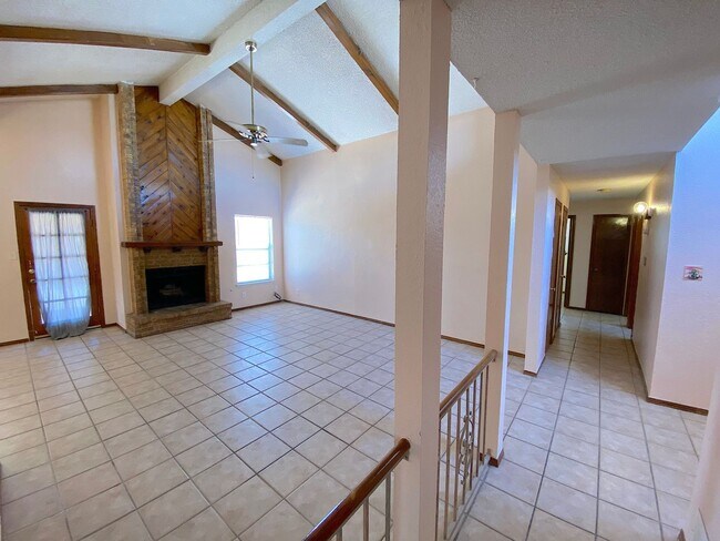 Building Photo - Northeast El Paso 3bed/2bath with Mountain...