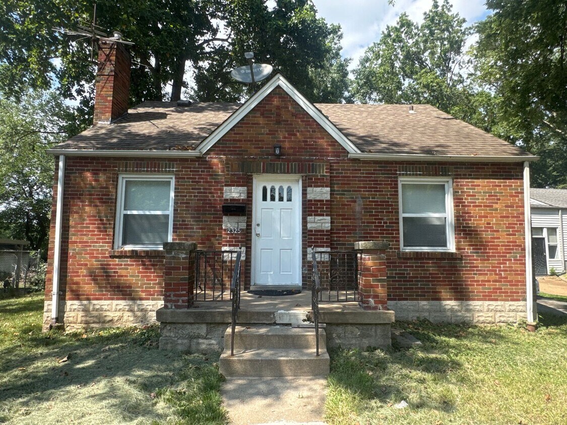 Stunning 3-Bedroom Home with Spacious Fenc... - Updated 3 Bed 1 Bath w/Large Yard