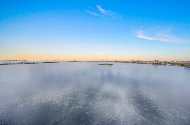 Foto del edificio - 700 NE 24th St