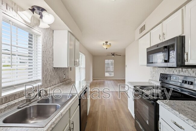 Building Photo - 702 Skyline Dr