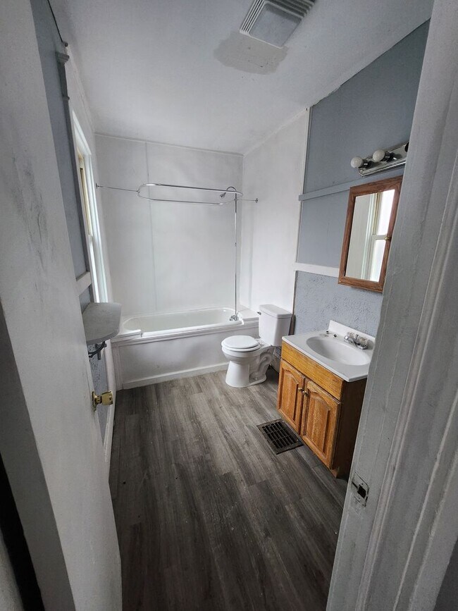 Building Photo - 3 bedroom on west side