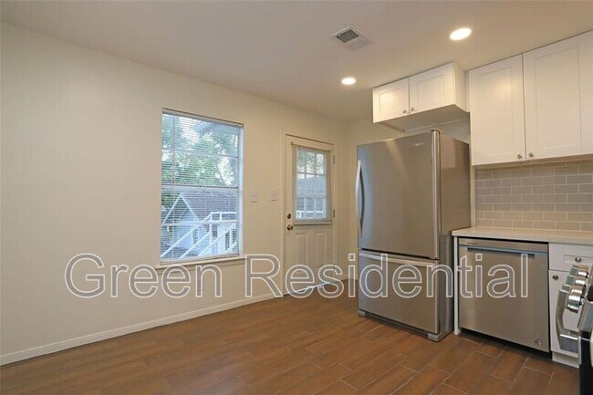 Building Photo - 701 1/2 Highland St