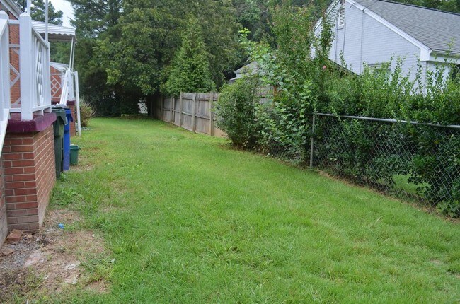 Foto del edificio - 2200 Wake Forest Rd