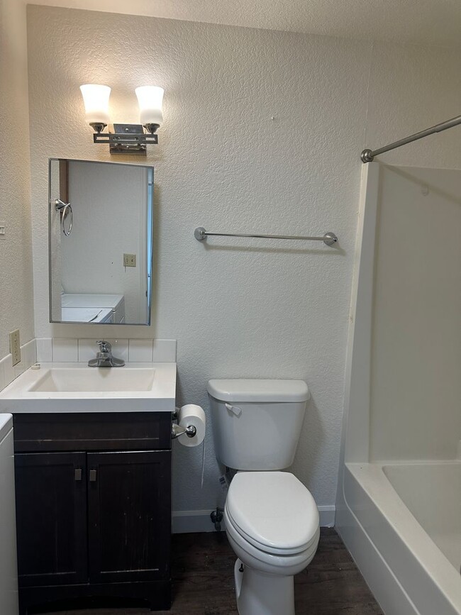 Building Photo - Duplex For Rent