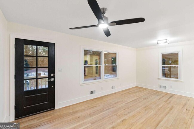 Foto del edificio - 6048 Blackhawk Trail SE