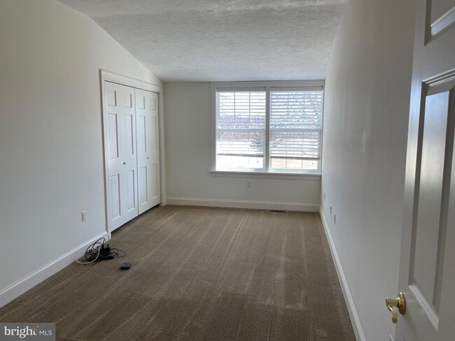 Building Photo - 90 Country Club Ln