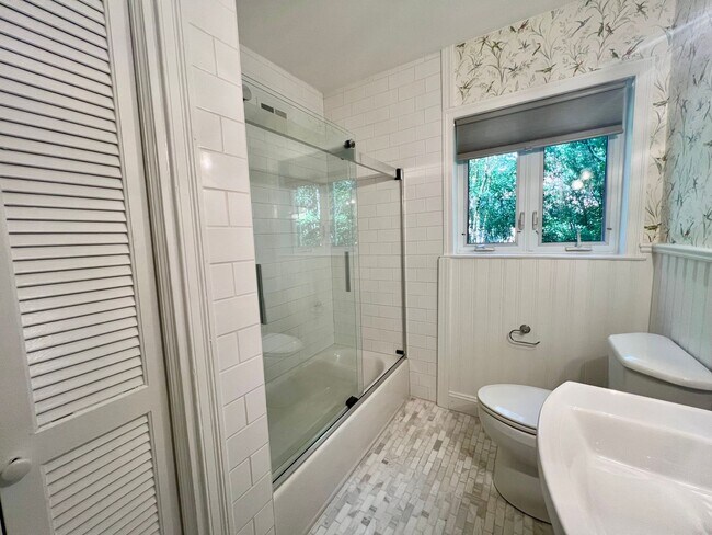 Building Photo - Charming 5 Bedroom Home Close to Everything!