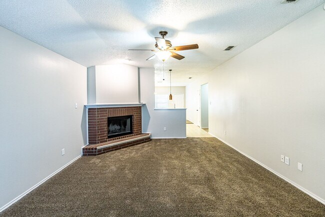 Building Photo - First Full Month's rent Free!/Quick Commut...