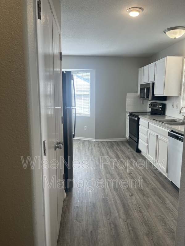 Foto del edificio - 8203 Woodson Dr
