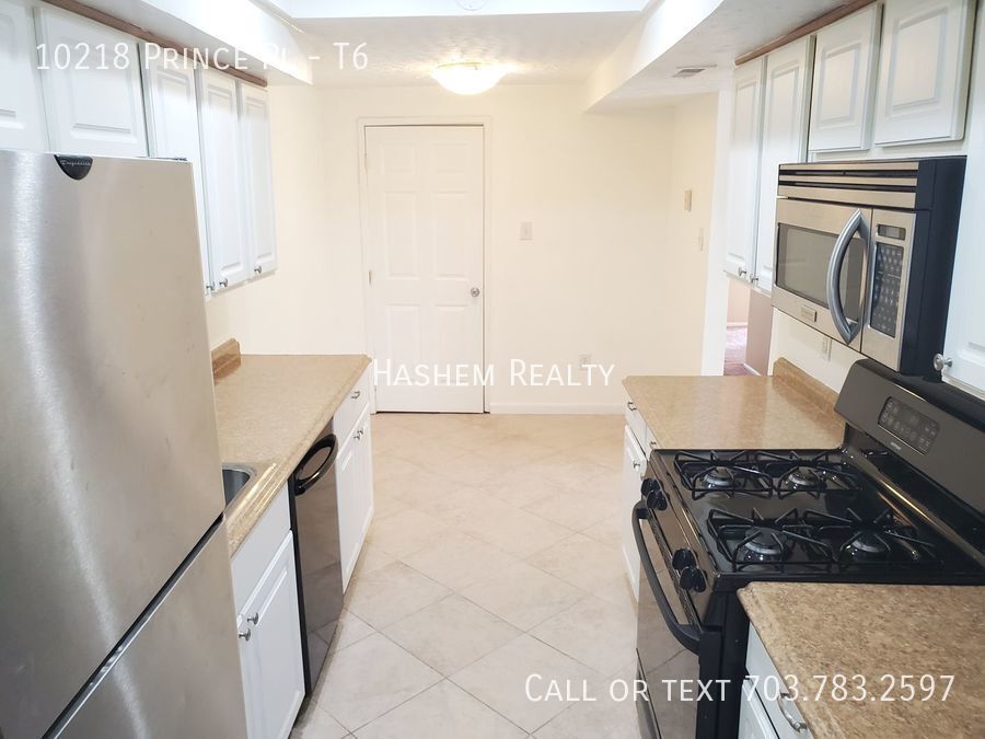 Foto principal - This stunning and move-in ready 3-bedroom,...