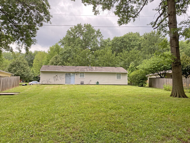 Building Photo - 1504 Pinewood Dr