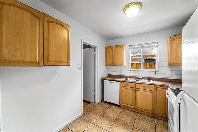 Building Photo - 2230 Havana Dr