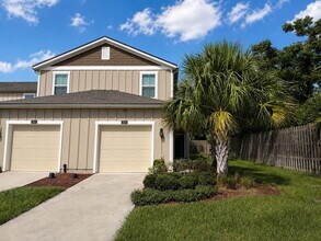 Building Photo - 400 Aralia Ln
