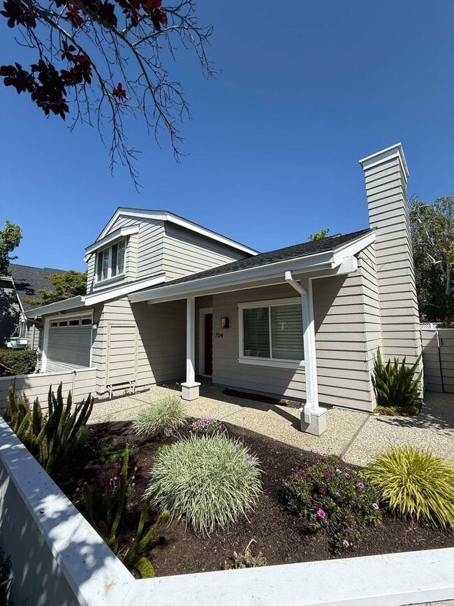 Building Photo - Stylish Redwood Shores Home with Vaulted Ceilings & Private Yard