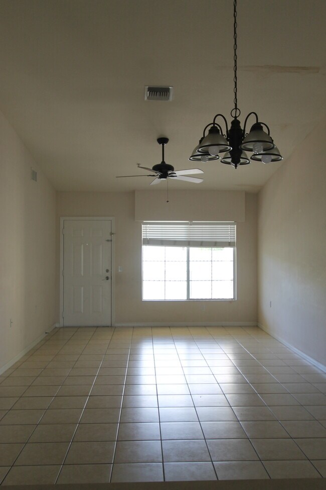 Building Photo - ***GREAT LOCATION***WORKING TO GET NEW PHO...