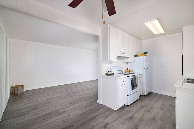 Building Photo - Canyon Park