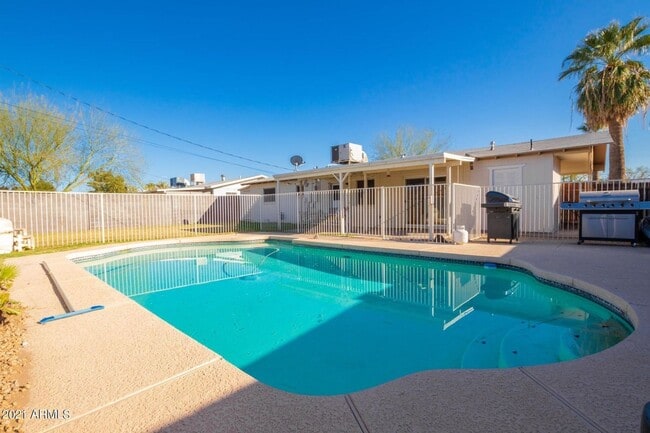 Building Photo - 4 bed 2 bath home in the heart of Tempe wi...