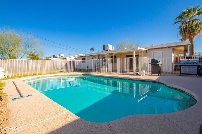 Foto del edificio - 4 bed 2 bath home in the heart of Tempe wi...