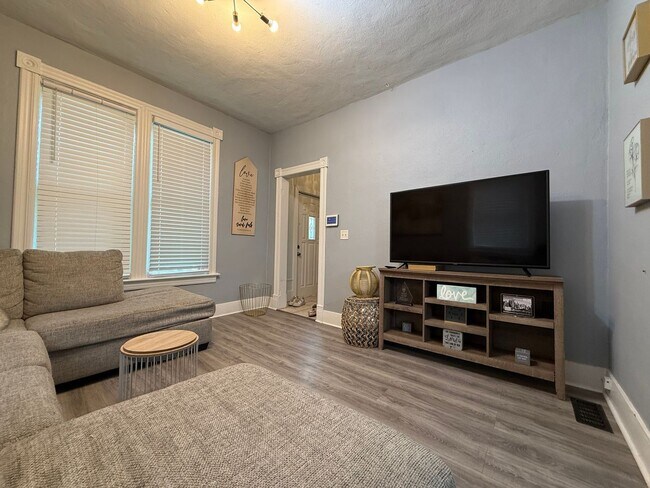 Building Photo - Stunning 3 Bedroom 1 Bathroom Single Family Home in St. Paul! Apply TODAY!