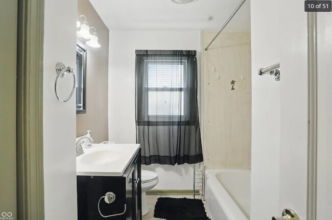 Foto del edificio - 2905 N Warman Ave