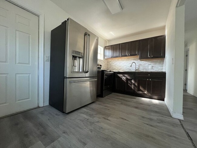 Building Photo - 626 W Crawford St