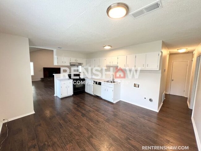 Building Photo - Captivating 3 bedroom / 2 bath AVAILABLE i...