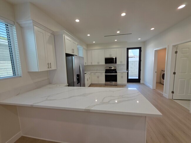 Foto del edificio - 15533 Tupper St