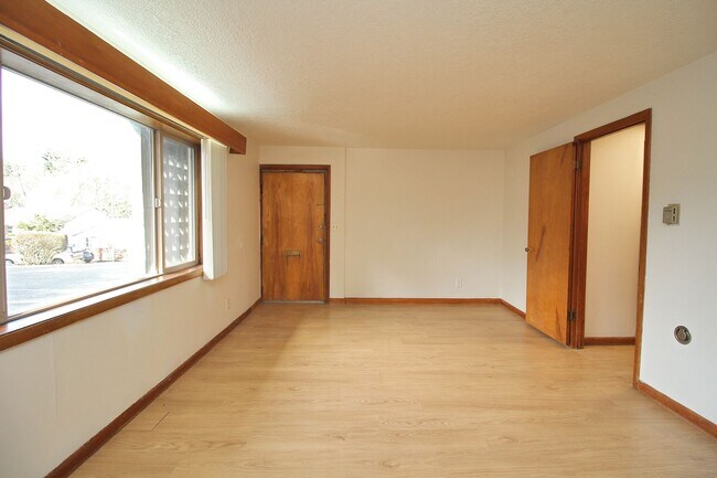 Building Photo - 3200-3236 SW Marigold St