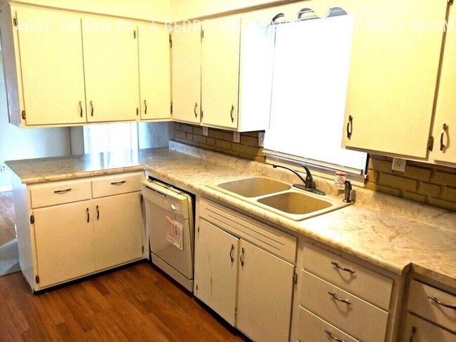 Foto del edificio - 4607 SW 6th St