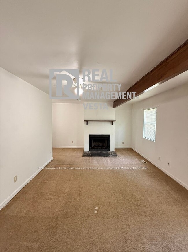 Building Photo - 615 Maplewood Dr