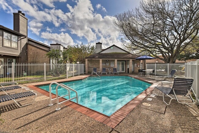 Outdoor Pool - 8020 Braesmain Dr