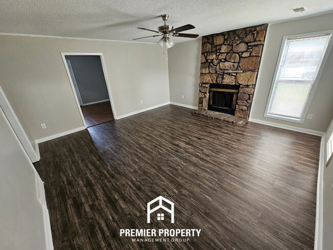 Foto del edificio - Charming 3BR/2BA Near Kirby | Hardwood Floors, Rustic Fireplace & Large Yard
