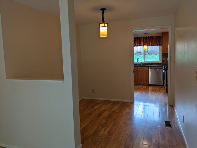 Foto del edificio - Beautiful 4-Bedroom, 2-Bath Plus Office In...