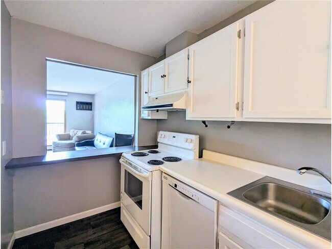 Foto del edificio - 10211 Cedar Lk Rd S