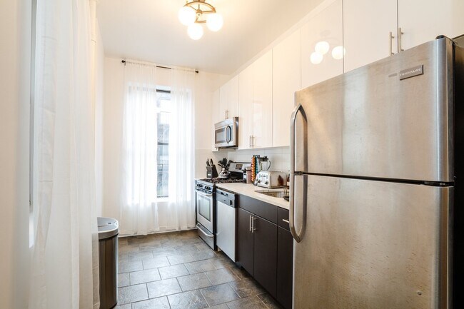 Building Photo - Full room in 3-bed/1.0-bath Home
