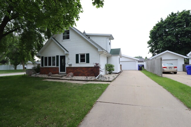 Building Photo - "Spacious 4-Bedroom 2 Bath with Finished B...